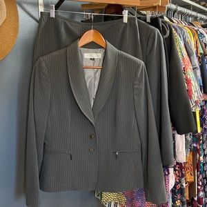 Women’s 2 pc suit - Jacket & Skirt - Tahari
